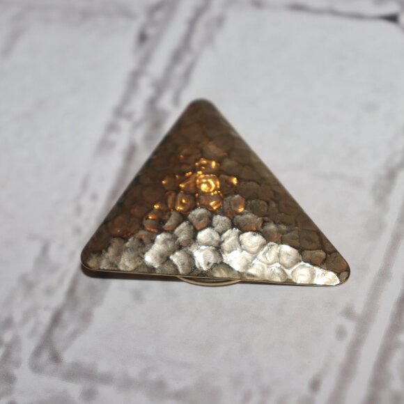 🔺✨💛 VINTAGE GOLD HAMMERED TRIANGLE SCARF CLIP · 1 ⅞" WIDE - Picture 3 of 4